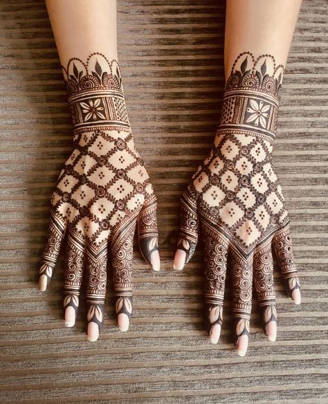 Mehndi Designs New 2024, Minimal Mehendi Designs Front Hand Palm, Elegant Hands, Traditional Mehndi Designs, Traditional Mehndi, Front Mehndi Design, Traditional Henna, Rose Mehndi Designs, Mehndi Designs For Kids