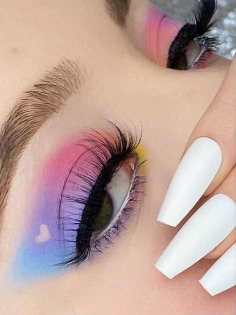 Pastel Eyeshadow Look, Simple Pastel Eye Makeup, Easter Makeup Looks Simple, Easter Eyeshadow Looks, Easter Eye Makeup, Pastel Purple Eyeshadow, Creative Spring Eye Makeup, Easter Makeup Looks Eyeshadows, Easter Makeup Looks Pastel Colors