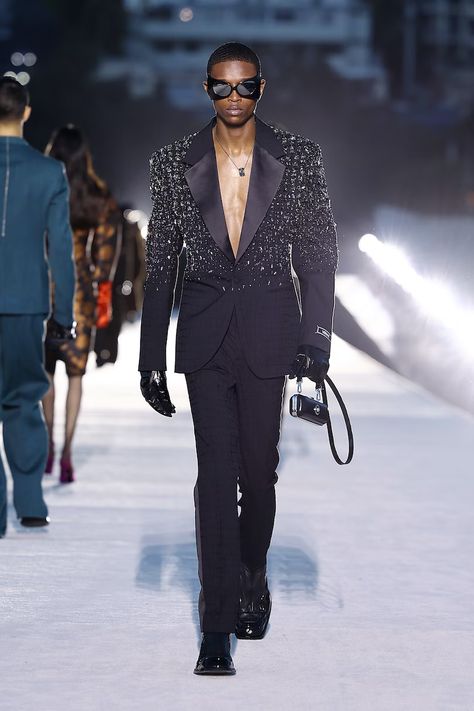 Versace’s Fall 2023 Show in Los Angeles Brought Out All the Stars Versace Fw23, Gianni Versace Dress, Formal Attire For Men, Simple Clothes, Ny Outfits, Heavenly Bodies, Menswear Runway, Designer Suits For Men, Versace Brand