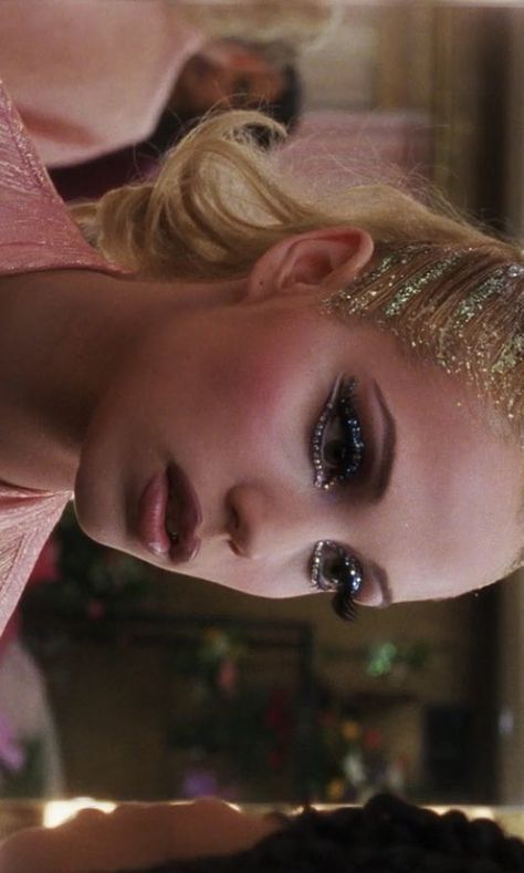 Showgirls Movie 1995 Makeup, Showgirls 1995 Aesthetic, Showgirls 1995 Makeup, Showgirls Movie 1995 Outfits, Show Girls Movie 1995, Showgirls Aesthetic, Showgirls Costume, Showgirls Movie 1995, Showgirl Aesthetic