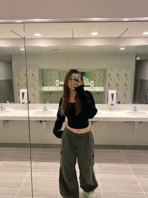 green cargos, parachute pants, black, green, mirror, selfie, outfit, ootd, bathroom Black Shirt And Green Pants Outfit, Green Parachute Pants Outfits, Dark Green Parachute Pants Outfit, Green Parashoot Pants Outfit, Black And Army Green Outfit, Outfits With Green Parachute Pants, Navy Parachute Pants Outfit, Parachute Pant Outfits, How To Style Green Parachute Pants