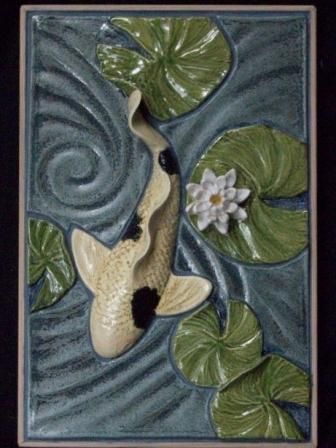 Belam3 Tile Art Projects, Tiles Art, Ceramic Tile Art, Art Nouveau Tiles, Carpe Koi, Tanah Liat, Art Project Ideas, Ceramic Wall Art, Relief Sculpture