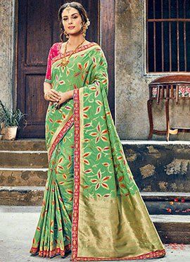 Light Green Pure Benarasi Silk Saree Fashion Factory, Indian Designer Sarees, Designer Silk Sarees, Latest Designer Sarees, Designer Sarees Online, Green Saree, Art Silk Sarees, Trendy Sarees, Kareena Kapoor