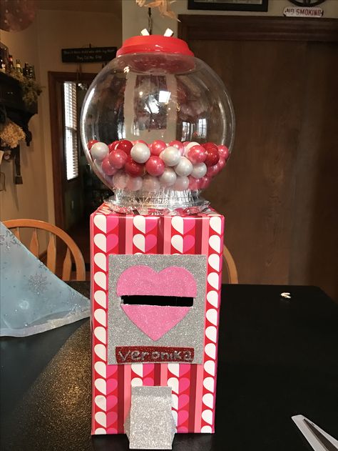 Gumball machine Valentine's Day box Unique Valentine Box Ideas, Homemade Valentine Boxes, Girls Valentines Boxes, Diy Valentines Box, Valentine Boxes For School, Kids Valentine Boxes, Valentines Day History, Valentine Card Box, Valentine Mailbox