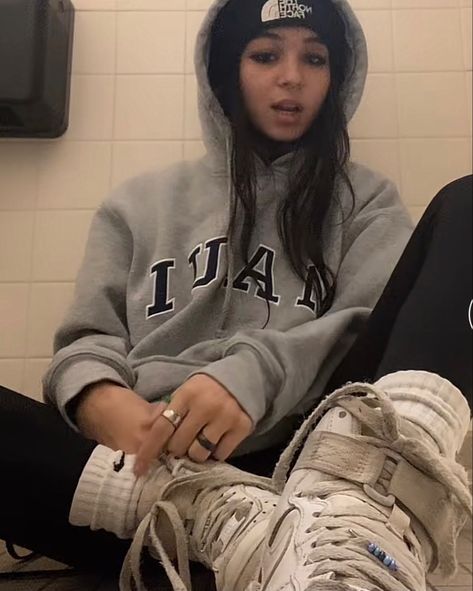 Beanie And Hoodie Outfit Aesthetic, Beanies Outfit Aesthetic, Aesthetic Outfits With Beanies, Hoodie Sporty Outfit, Cute Jogging Outfits, Hoodie And Leggings Outfit Aesthetic, Hoodie With Leggings Outfits, Leggings And A Hoodie Outfit, Outfit With A Beanie