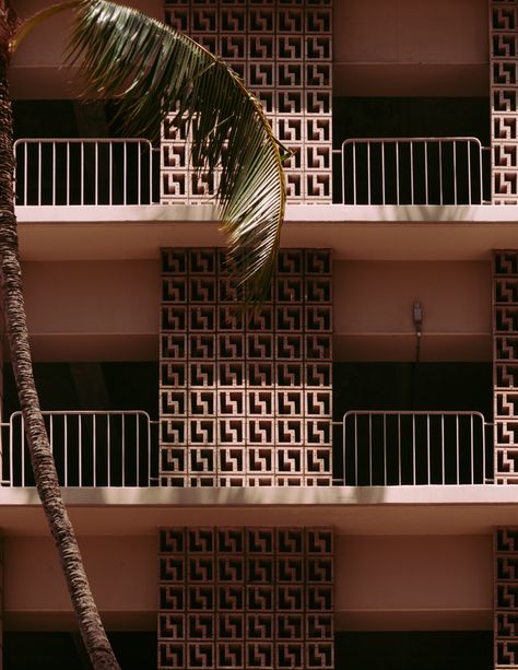 Hawaii Apartment, Mid Century Apartment, Modern Miami, Wood Facade, Miami Hotels, Architecture Landmark, Mid Century Architecture, Modern Hotel, Facade Architecture