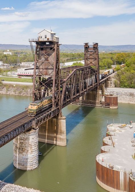 Tennbridge vertical lift over Tennessee River in Chattanooga, TN Ho Scale Buildings, Steel Bridge, Rural Architecture, Railroad Bridge, Tennessee River, Railway Bridges, Scenic Railroads, Norfolk Southern, Railroad History