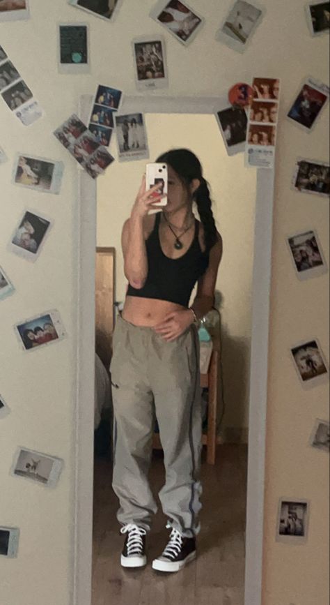 Black Hightop Converse, Black Tank Tops Outfit, Black Tshirt Outfit, Beige Pants Outfit, Brown Converse, Beige Pants, Tank Top Outfits, Brunette Girl, Baggy Pant