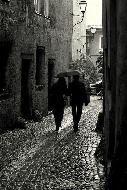 Dark Academia Kiss, Couple In Rain Aesthetic, Under The Rain Aesthetic, Couple Under The Rain, Couple In The Rain, Rain Shoot, Couple In Rain, Couple Shadow, Rainy Window