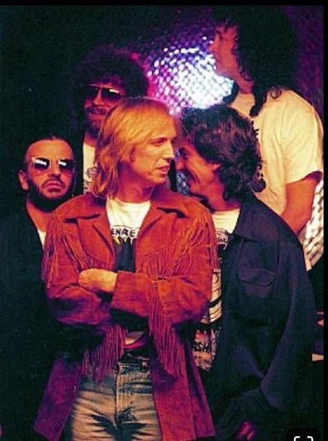 Tom, Mike, Jeff & 2 Beatles Enough said. Traveling Wilburys, Mike Campbell, Travelling Wilburys, Jeff Lynne, Rock Radio, Beatles Photos, Roy Orbison, Musica Rock, Tom Petty