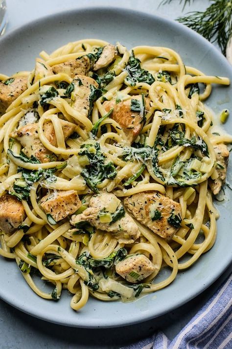 Tender pieces of chicken, with pasta in creamy sauce with spinach, lemon and fresh herbs Chicken And Spinach Pasta, Spinach Leek, Creamy Chicken Spinach Pasta, Chicken With Pasta, Chicken Pesto Pasta Salad, Leek Pasta, Spinach Pasta Recipes, Healthy Vibes, Chicken Spinach Pasta