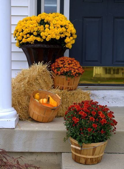 Mums in Bushel Baskets and Hay for the Porch | Fall porch decorating Porche Halloween, Outside Fall Decor, Casa Halloween, Fall Front Porch Decor, Fall Deco, Front Steps, Autumn Decorating, Hay Bales, Fall Decoration