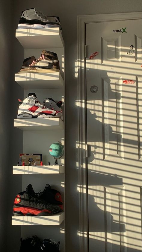 Sneakers Room Ideas, Guys Bedroom Aesthetic, Aesthetic Boys Room, Guy Room Ideas Bedrooms, Guy Bedroom Aesthetic, Cool Room Ideas For Guys, Sneaker Room Ideas, Guy Room Ideas, Men Shoes Aesthetic