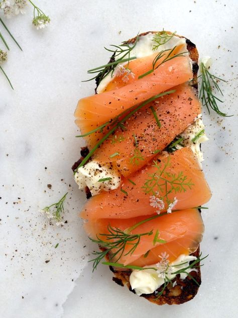 Smoked Salmon Crostini, Salmon Crostini, Open Face Sandwich, Ciao Florentina, Brownie Vegan, Smoked Salmon Appetizer, Crostini Recipe, Salmon Appetizer, Crostini Appetizers