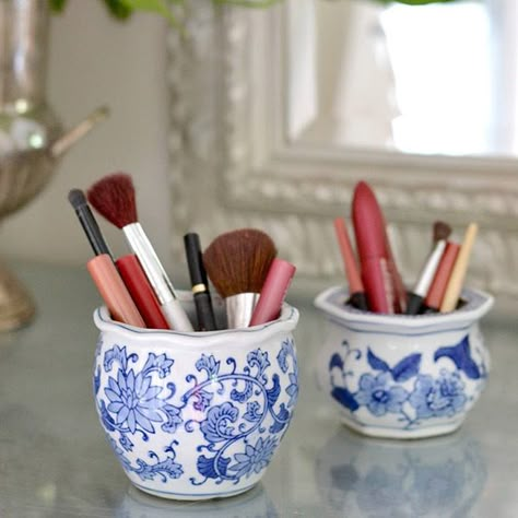 5 Simple Makeup Storage Ideas Everyone Can Do Diy Mod Podge, Make Your Own Makeup, Pisco, Small Vase, Makeup Storage, Decorating On A Budget, Diy Organization, White Decor, Makeup Organization