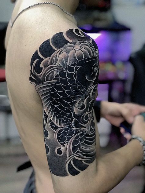 Leg Cover Up Tattoos For Man, Black And White Arm Tattoos, Shoulder Tattoo Japanese, Japanese Tattoo Black And White, Japanese Shoulder Tattoo Men, Shoulder Cover Up Tattoos, Dr Woo Tattoo, Tato Realis, Japanese Hand Tattoos