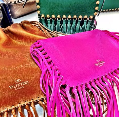 Valentino boho fringe Mode Gossip Girl, Bag Details, Fringe Bags, Handbag Heaven, Luxury Vintage, Leather Bags, Beautiful Bags, Clutch Handbag, Passion For Fashion