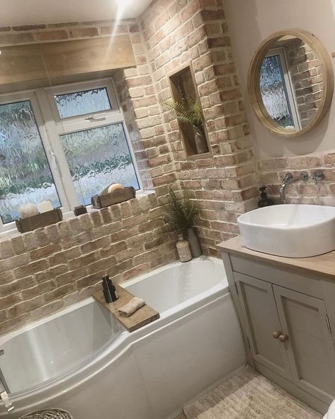 Brick Wall Bathroom, Spa In Casa, Brick Bathroom, Bathroom Farmhouse Style, Cottage Bathroom, Decor Baie, Small Bathroom Makeover, Bathroom Inspiration Decor, Upstairs Bathrooms