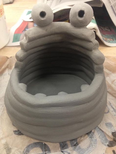 Cute little screaming slug coil pot! Coil Pots Ideas, Pots Clay, Coil Pot, Clay Projects For Kids, Pots Ideas, Ceramic Pinch Pots, Coil Pottery, Coil Pots, Kids Clay