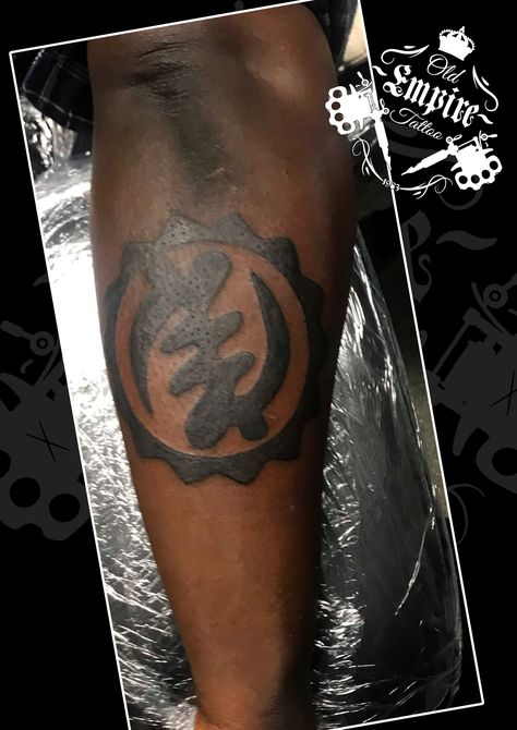 Really enjoyed doing this #AdrinkaSymbol #Tattoo! #GyeNyame #OnlyGod #Spiritual #CleanLines #TattooedMen #InkedLife #SalfordOriginal #OldEmpireTattoo #OET #LittleHulton #Walkden Gye Nyame Tattoo Ideas, Adinkra Tattoo Sleeve, Gye Nyame Tattoo, Adinkra Tattoo, Africa Tattoo, African Sleeve Tattoo, Empowerment Tattoo, Arm Tattoos For Guys Forearm, Tattoos Forearm