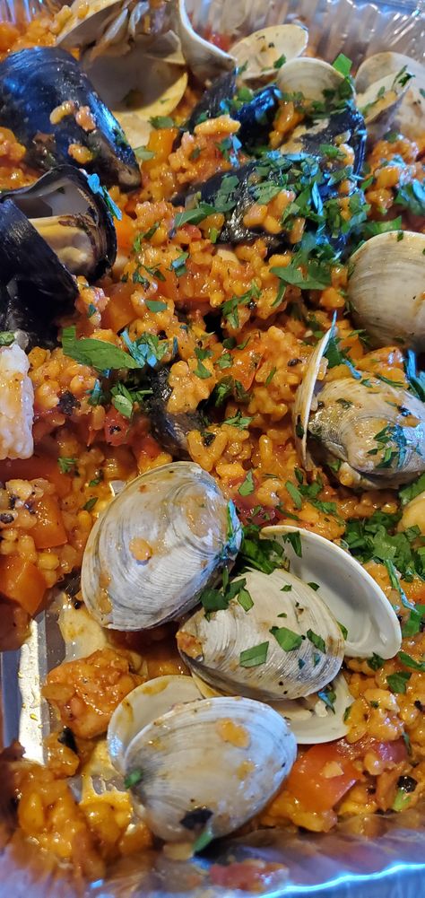 [Homemade] Seafood and chorizo paella #food #foods Paella Aesthetic, Chorizo Paella, Seafood Paella, Harajuku 90s, Avocado Vegan, Cartoon Tshirt, Dessert Pictures, Dinner Wedding, Gluten Free Cooking