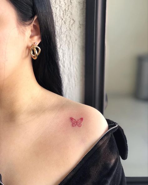 Bow Tattoo Shoulder, Shoulder Tattoos For Women Small, Girlfriend Tattoos For Men, Ted Tattoo, Symbole Tattoo, Tato Dada, Tiny Tattoos For Women, Pola Tato, Minimal Tattoos