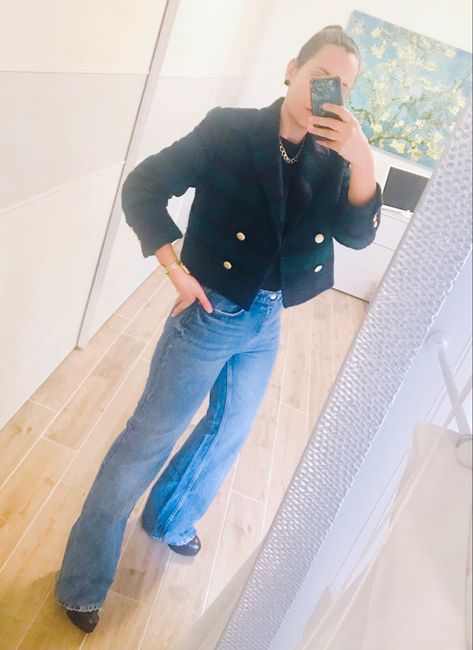 Blazer cropped, wide leg jeans, black t-shirt. Total look Zara! Black Blazer Crop Top Outfit, Collarless Blazer Outfit, Blazer Crop Top Outfit, Wide Leg Jeans Black, Collarless Blazer, Look Zara, Well Dressed Women, Cropped Wide Leg Jeans, Cropped Flare Jeans