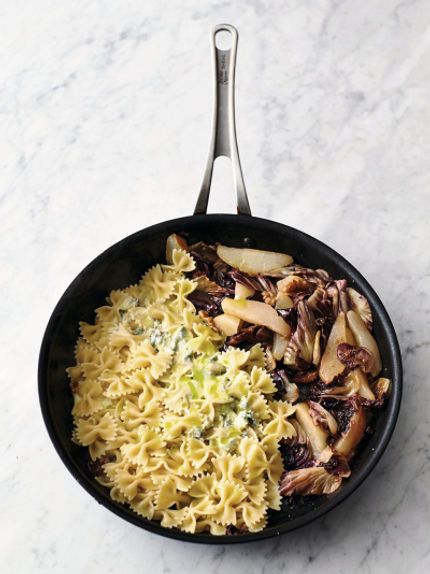 Pear & gorgonzola farfalle | Jamie Oliver pasta recipes Jamie Oliver Pasta, Garlic Mushroom Pasta, Jamie Oliver 5 Ingredients, Cheesy Pasta Recipes, Mushroom Recipes Pasta, Creamy Mushroom Pasta, Mushroom Stroganoff, Jamie Oliver Recipes, Slider Buns