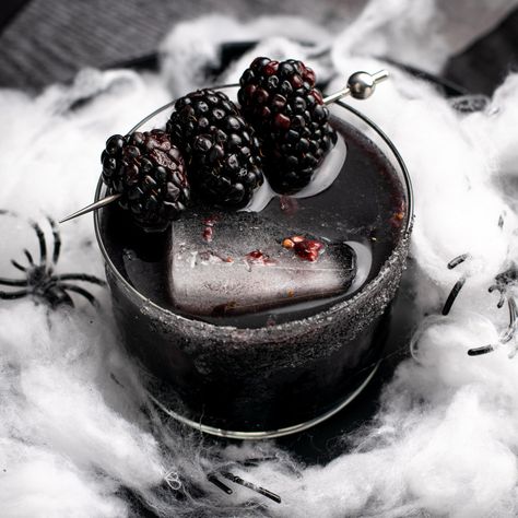 Black Magic Margarita Black Margarita, Easy Halloween Cocktails, Fun Halloween Drinks, Classic Margarita Recipe, Traditional Margarita, Apple Fritter, Spooky Black, Classic Margarita, Halloween Cocktails