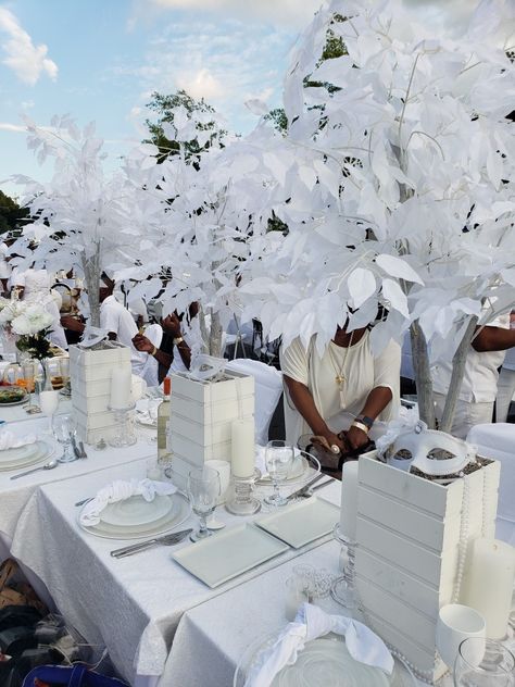 Diner En Blanc Centerpiece Ideas, Dinner En Blanc Table Decor, All White Table Decor, Diner En Blanc Outfit Woman, En Blanc Party, Diner En Blanc Table Ideas, All White Table Setting, Preston Bailey, White Table Settings