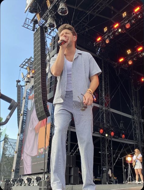 Naill Horan Concert, Niall Horan Hands, Niall Outfits Inspiration, The Show Live On Tour Niall Horan, Niall Horan Outfits Concert, Concert Outfit Niall Horan, Niall Horan The Show Live On Tour, Niall Horan Concert Aesthetic, One Direction Concert Outfits