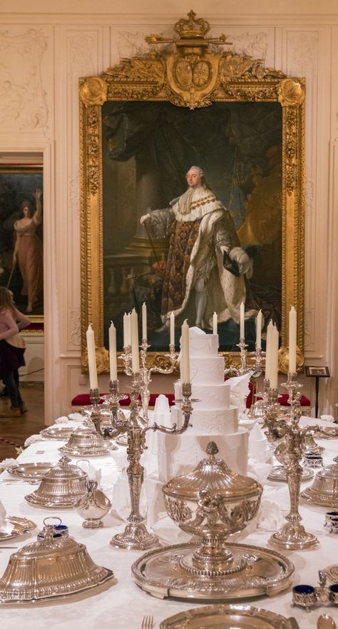 Old Money Dinner Party, Rothschild House, Romantic Dinner Decoration, Waddesdon Manor, Old Money House, Dining Room Design Luxury, Christmas Table Decoration, Winter Parties, Luxury Tableware