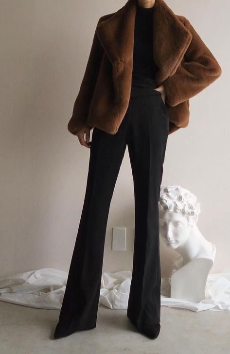 Minimal Stil, Casual Chique Stijl, Minimalist Moda, Short Faux Fur Jacket, Casual Chic Outfits, Chique Outfit, Style Casual Chic, Casual Chique, Chique Outfits