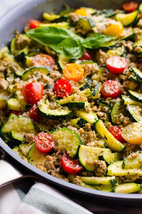 This 30 Minute Healthy Ground Turkey Zucchini Skillet with Pesto is delicious low carb one pot dinner recipe that will become your family’s favourite! Minimum ingredients and effort with maximum flavour. Turkey Peppers, Ground Turkey Casserole, Zucchini Skillet, Turkey Skillet, Turkey Zucchini, Herbalife Diet, Everyday Dinners, Braised Chicken Breast, Ground Turkey Recipes Healthy