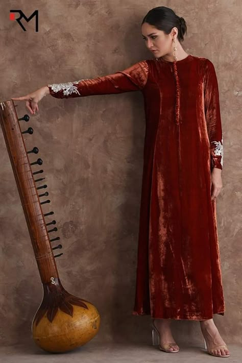 Velvet Pakistani Dress, Velvet Dresses Outfit, Velvet Suit Design, Kaftan Designs, Silk Pant, Velvet Dress Designs, Mode Kimono, Pakistani Dresses Casual, Velvet Clothes