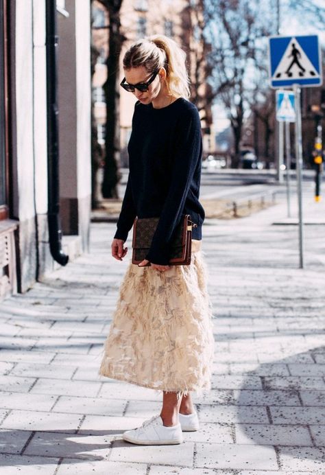 Anouk Yve mixes textures for a chic look. Stile Hippie Chic, Anouk Yve, Walking Down The Street, Looks Street Style, Fashion Blogger Style, A Skirt, Mode Inspo, Looks Chic, 가을 패션