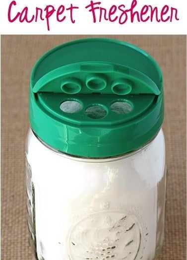 Fill a canning jar with baking soda, top with the lid of an empty parmesan cheese container, then sprinkle it on your carpets when they need a refresh. 15 Life-Changing Home Hacks Using Things You Probably Already Own Air Freshener Recipes, Carpet Powder, Carpet Diy, Homemade Air Freshener, Carpet Freshener, Carpet Cleaner Homemade, Cleaning Painted Walls, Diy Spices, Deep Cleaning Tips