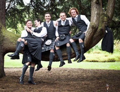 Kilt Groom, Scottish Wedding Themes, Kilt Wedding, Black Kilt, Scottish Weddings, Scotland Kilt, Bride Ring, Mother Of Groom, Kilt Outfits