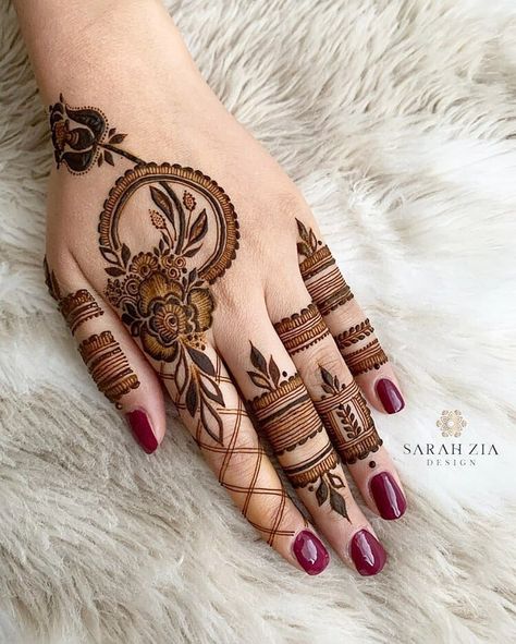 @stylishmehndidesign posted on their Instagram profile: “Elegant Mehndi Designs By @sarahziadesign  #henna #hennafun #hennaart #hennainspire #hennainspo…” Minimalistic Mehendi Designs, Minimalistic Mehendi, Minimalist Mehendi Designs, Minimalist Mehendi, Latest Arabic Mehndi Designs, Mehndi Mehndi, Floral Henna Designs, Finger Henna Designs, Mehndi Designs 2018