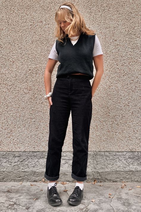 Dark Green Courderoy Pants Outfits, Black Coudroy Pants Outfit Women, Black Cordoury Pants Outfits, Black Cords Outfit, Navy Courderoy Pants Outfits, Black Curdory Pants, Teacher Outfits Masc, Black Courderoy Pants Outfit Women, Black Courdory Pants Outfits Winter