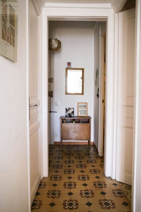 Plants In The Home, Spanish Apartment, Caribbean Vibes, Creative Woman, Earthy Textures, Lots Of Plants, Colorful Apartment, Barcelona Apartment, Seaside House