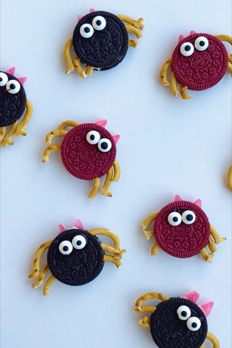 Get out the Oreo bikkies because it's spider-making time! Watermelon Lollies, Halloween Spider Cookies, Watermelon Gummies, Spider Cookies, Oreo Biscuits, Candy Eyeballs, Ultimate Kitchen, Halloween Spider, Halloween Recipes