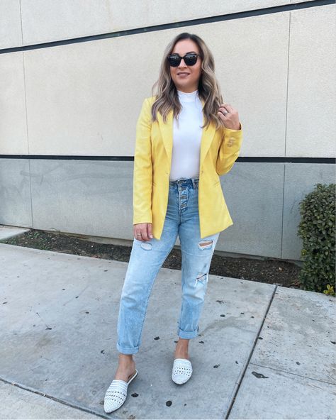 Pastel Yellow Blazer Outfit, Yellow Blazer Outfit Business, Outfit Saco Amarillo, Light Yellow Blazer Outfit, Outfit Con Blazer Amarillo, Yellow Blazer Outfit Casual, Yellow Blazer Outfits For Women, Blazer Amarillo Outfit, Outfit Miercoles