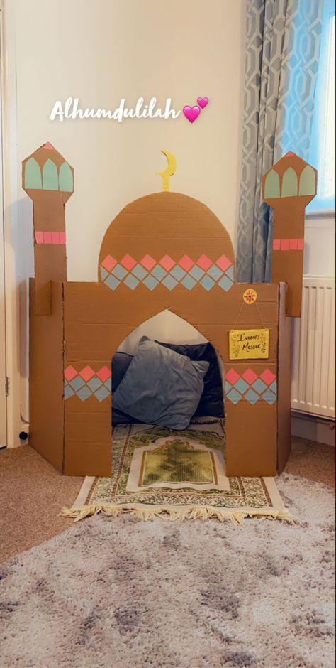 Cardboard Mosque For Kids, Cardboard Masjid, Ramadan Decorations For Kids, Cardboard Mosque, 10 Ramadan, Islamic Crafts, Ramadan Ideas, Muslim Prayer Room Ideas, Decoraciones Ramadan