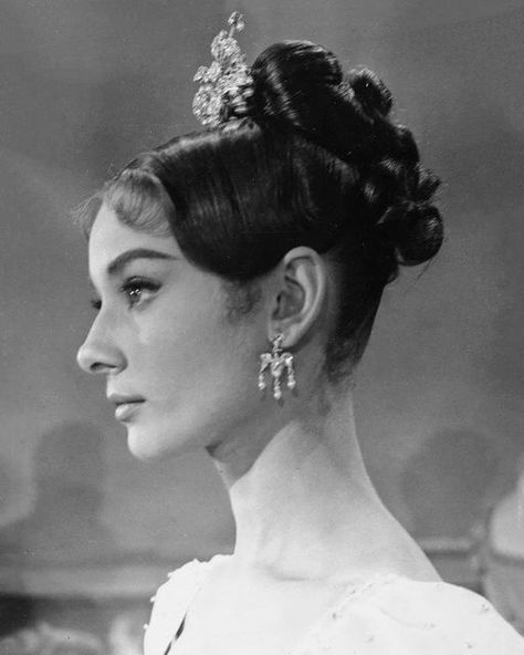 Audrey Hepburn on Instagram: "Audrey Hepburn photographed for hair and wardrobe stills on the set of the War and Peace, Rome, 1955 #AudreyHepburn #WarAndPeace" Audrey Hepburn Hair, Aubrey Hepburn, Sherilyn Fenn, Audrey Hepburn Photos, Old Hollywood Actresses, Audrey Hepburn Style, Roman Holiday, Irina Shayk, Natalie Portman