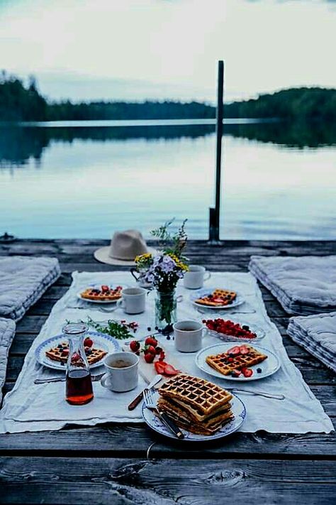 Emmmm.... waffles on the lake for breakfast)) tasty and tranquility all at once))) Dream Dates, Brunch Buffet, Perfect Picnic, Think Food, Picnic Time, Southern Comfort, A Picnic, Picnic Table, Instagram Feed