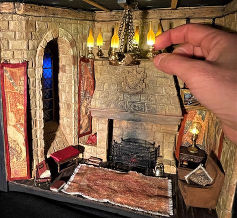 Harry Potter diy miniatures Harry Potter Dollhouse, Harry Potter Common Room, Miniature Harry Potter, Harry Potter Book Nook, Miniature Chandelier, Room Diorama, Diorama Diy, Harry Potter Library, Diorama Project