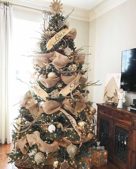 Burlap Tree Decorations, Christmas Tree Idea, Best Christmas Tree Decorations, Christmas Tree Decoration Ideas, Christmas Tree Decorations Ribbon, Elegant Christmas Tree Decorations, Tree Decoration Ideas, Best Christmas Tree, Christmas Decorations Centerpiece