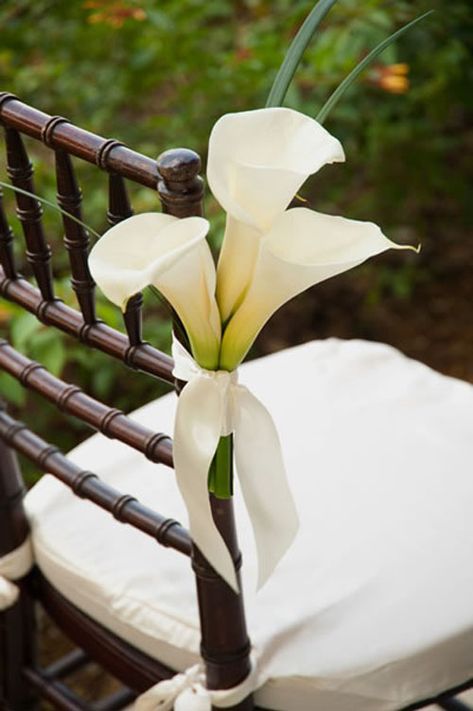 Wedding Flowers: Calla Lily | Woman Getting Married Calla Lillies Wedding, Calla Lily Wedding Flowers, Calla Lily Wedding, Aisle Flowers, Lily Wedding, Silk Flowers Wedding, Diy Wedding Bouquet, Festa Party, Diy Wedding Flowers