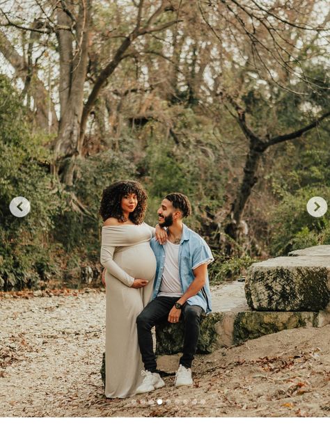 Sitting Maternity Poses Couples, Maternity Poses Sitting, Photo Poses Sitting, Sitting Maternity Poses, Maternity Photo Poses, Poses Sitting, Maternity Photography Studio, Poses Couples, Sitting Poses